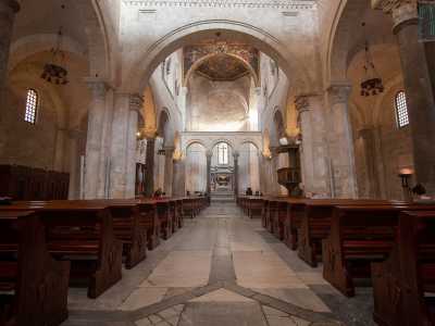 Varchiamo a questo punto la soglia, avvolti dalla semioscurit�. Tutto intorno a noi � un tripudio di colonne di granito grigio e capitelli bizantineggianti...